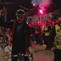 Građani Vranja dočekali studente bicikliste: U centru se okupili i simpatizeri SNS-a, kordon policije između dva skupa VIDEO
