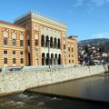 Sirene u Sarajevu: Građani i vozači stali i pomolili se za žrtve genocida