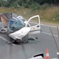 Stravičan snimak nakon nesreće na "milošu velikom"! Automobil potpuno smrskan - ostali samo delovi! (VIDEO)
