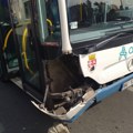 Udes u centru: Golfom oštetio autobus