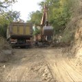 Spomenici i kosti rasute po zemlji: Albanci prokopali put preko srpskog groblja u Severnoj Mitrovici