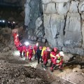 Spaseni zarobljeni u pećini: Spasioci evakuisali pet osoba koji od subote nisu mogli da izađu iz Križne jame