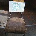 „Molim Vas donesite stolice, deca nemaju na čemu da sede“ očajnički apel profesorice iz Inđije
