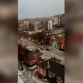 Jako nevreme u Boru: Pljuskovi praćeni gradom i grmljavinom sručili se na grad, RHMZ izdao novo upozorenje (foto, video)
