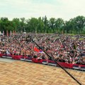 Veliki broj građana se okupio ispred Palate Srbija da pozdravi predsednika Sija