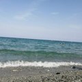 Vranjanka Leposava primetila čudnu stvar na plaži u Grčkoj: Uveliko se brčka u moru i ne veruje šta ljudi rade na plaži