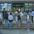 Građani ispred Opštine Zvezdara, sumnjaju da SNS popunjava mesta da onemogući prisustvo sednici