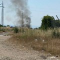 Nadležni zatekli lica dok su palila vatru u naselju Slavka Zlatanovića, to ih nije sprečilo da jutros ponovo pale