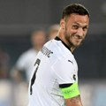 Ko je Marko Arnautović? Omiljeni "srpski" fudbaler - ne peva himnu svoje zemlje, ali drži tri prsta na grudima dok se intonira…