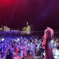 Dragana Mirković opet sišla u publiku: Koncert rasprodat danima unapred, emocije preplavile stadion u Mostaru
