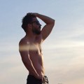 Razveo se posle 17 godina braka i smršao 11 kg: Naš glumac sada pokazao mišiće i ženama pale vilice (foto)