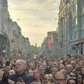 Uživo sin halida bešlića plače na skupu u Sarajevu Dino se ne odvaja od članova benda: "Čekaj me u raju" (Video)