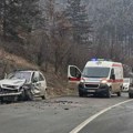 Težak udes u klisuri reke Despotovice! Direktan sudar dva automobila: Prizori potresni, hitne službe na terenu