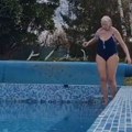 Poznata Srpkinja se skinula u kupaći u 67. godini pa skočila u bazen: "Čitavih 12 stepeni u vodi", svi joj kažu bravo (video)…