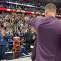 Jokić nije igrao, ali je ukrao šou! Pojavio se na terenu u odelu, krenuo ka publici, pokazao prstom na jednu osobu... Svi u…