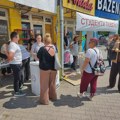 Štandovi SNS-a ali i Zborova i studenata danas na zrenjaninskoj pijaci, dva dana pred protest u Beogradu na Slaviji [FOTO]…