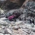 Autobus prepun putnika survao se u provaliju! Poginulo 40 ljudi, jeziva scena u azijskoj državi, oglasio se predsednik (video)