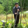 Deka Miloš Veljović otkriva tajnu svoje vitalnosti: Na pragu 100. godine i dalje svakodnevno radi