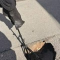 Foto-vest: Stativ i majica upozoravaju na udarnu rupu u Cara Uroša