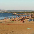 Туристи на "српском мору" проналазе спас од врућина: Ова плажа бележи рекордну посећеност, стигао нов мобилијар (фото)
