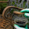 Zaboravite kečap - ovaj sastojak iz kuhinje je tajno oružje za uklanjanje rđe sa baštenskog nameštaja