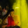 (Video) Bivša žena Simona Karića posle duže vremena u javnosti Tamara u crvenoj haljini sa ultra dubokim dekolteom žari i pali…