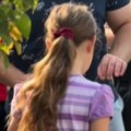 Mala devojčica prodaje Krofne na ulici da bi spasila svog oca Kliče joj ceo Novi Sad