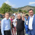 Martinović deli rančeve i pribor đacima u Preševu