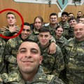 Austrijski vojnik pokazao albanskog orla: Neviđen skandal na obuci oružanih snaga namestio dlanove i stao da se slika (foto)