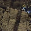 Auto završio u kanalu u Sremskoj kamenici: Vatrogasci brzo stigli na lice mesta, vozač ipak uspeo da se izvuče (video)