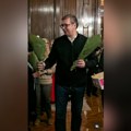 "Drage žene, hvala vam na svemu!" Dirljiva scena u Predsedništvu, Vučić podelio cveće damama (video)