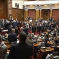 U Skupštini Srbije udaranje u klupe, pištaljke, zaletanje na predsedavajućeg