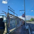 Biciklista povređen na Novom Beogradu: Na njega pala metalna ograda starog buvljaka