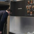 Vučić položio cveće u školi "Vladislav Ribnikar": "Godina od nezapamćene tragedije" FOTO