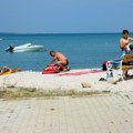 "Uradila mu bavalit, mrežicu i fasadu": Hit fotka oca i ćerke iz Srbije uslikana na plaži u Grčkoj raznežila sve…