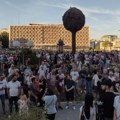 Poruka sa protestnog skupa u Kragujevcu: „Ništa ne može odbraniti našu decu osim nas“ (VIDEO, FOTO)