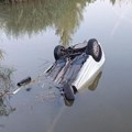 Auto upao u vodu u kovilovu kod Borče: Samo točkovi vire, šokantna fotografija