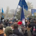 Demonstranti se biju među sobom: Tuča na protestu u Novom Sadu (video)