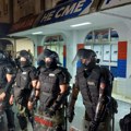 (Video): Napeto u Nišu i Novom Sadu: Demonstranti gađali jajima prostorije SNS, prisutan veliki broj pripadnika Žandarmerije