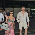 Oni su najlepši par na estradi! Pevačica (41) izgleda kao avion u cvetnoj haljini, a njen suprug puca od mišića i devojke lude…