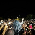 Dragana Mirković sišla u publiku, pa pevala s ventilatorom u ruci VIDEO