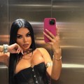 Grudi samo što ne ispadnu iz korseta: Anita promenila lični opis, pa se zavodljivo slikala: "Ovo kao da nije ona" (foto)