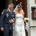 Razvela se od 20 godina starijeg milionera, pa se ponovo udala Ćerka naše voditeljke zablistala u venčanici (foto)