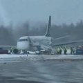 Драма на аеродрому: Авион склизнуо са писте приликом слетања (видео)
