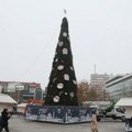 (Foto) Postavljena i okićena jelka na Trgu republike, okolo novogodišnje kućice