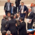 Poslanici se makljali 10 minuta: Jezive scene snimljene u turskom parlamentu (video)