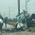Krvavo jutro kod Čačka: Voz prepolovio kombi, vozač (42) izdahnuo u bolnici nakon jezive borbe za život!