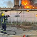 Vatra zahvatila dva objekta: Detalji požara između Rume i Iriga - radnik povređen dok se sam borio s buktinjom (foto/video)
