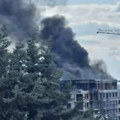 (Foto) Veliki požar na vrhu zgrade! Blokiran deo ulice na Čukaričkoj padini, dim kulja na sve strane, vatrogasci iz svih…