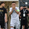 Natho plakao kao malo dete! Emotivne scene u Humskoj - kapiten Partizana ide u penziju, emocije ga slomile prilikom izlaska na…